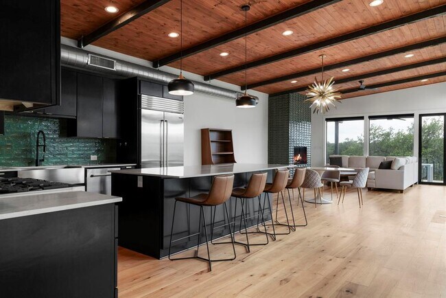 Foto del edificio - 607 Crosswater Ln