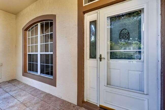 Building Photo - Available NOW - 3/2 Split Plan Home in Eustis with large Florida Rm!