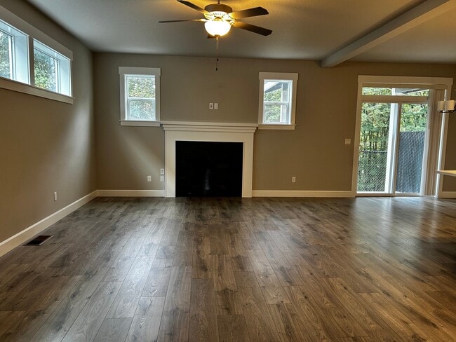 Building Photo - 1054 NE Regan Hill Loop
