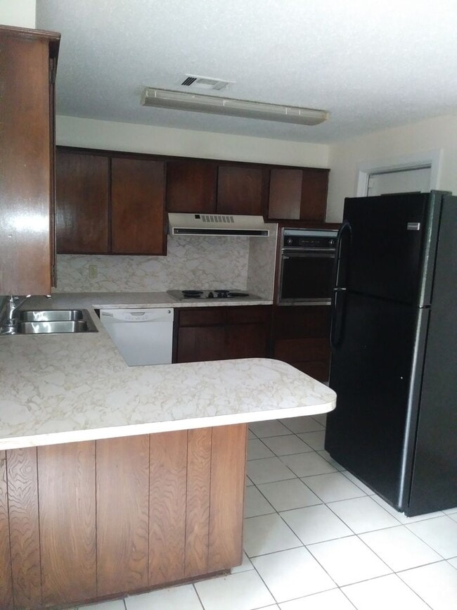 Building Photo - 2 Bed, 1.5 Bath, 2 Car Garage