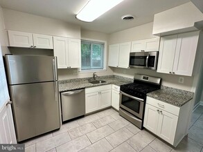 Building Photo - 10115 Hereford Pl