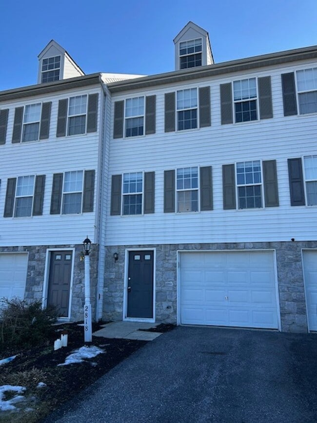 Building Photo - 2818 Woodmont Dr