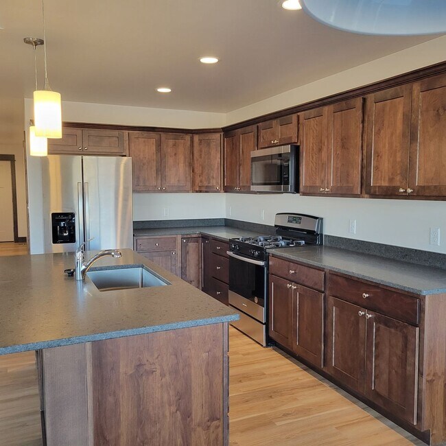 Foto del edificio - Brand New 3 Bed 2 Bath with double attache...