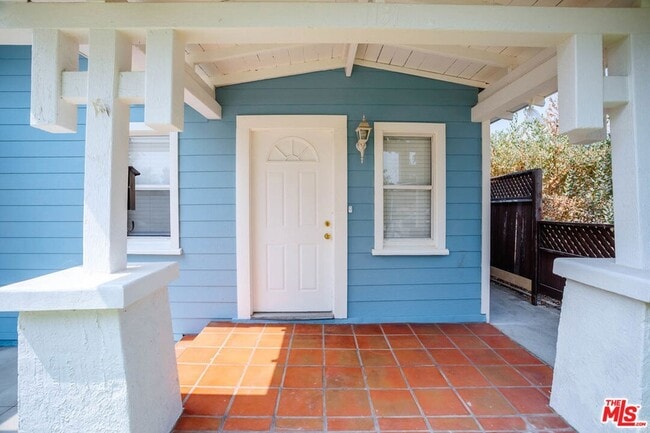 Building Photo - 1131 N Sierra Bonita Ave