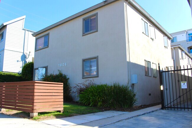 Building Photo - 1606 S Bundy Dr
