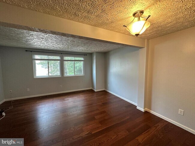 Building Photo - 8540 Golden Ridge Ct