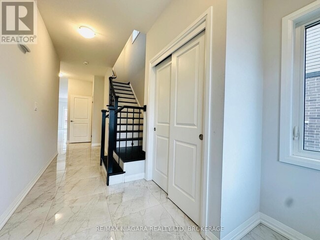 Building Photo - 72 Bur Oak Dr