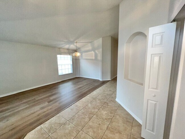 Building Photo - WELCOME HOME! MOVE IN NOW! Spacious 3 Bedr...