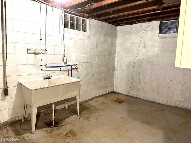 Foto del edificio - 2651 Robindale Ave
