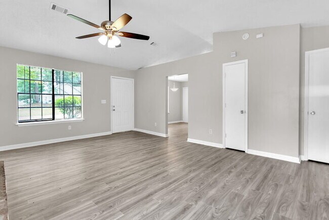 Foto del edificio - BEAUTIFUL 3 BEDROOM RANCH, 2 FULL BATHS
