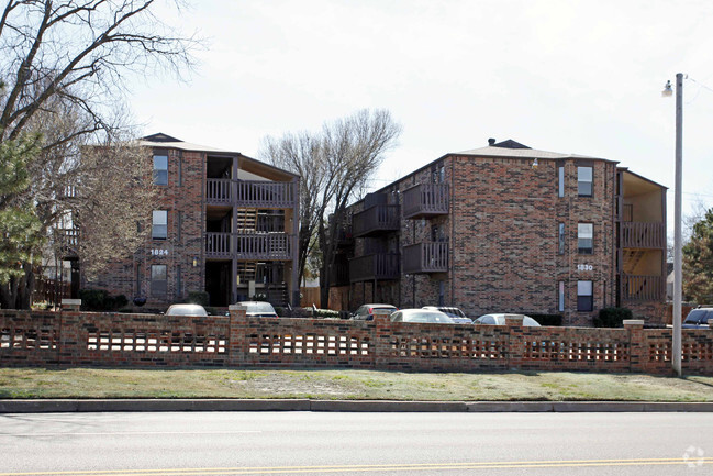 Putnam Heights Plaza - Putnam Heights Apartments