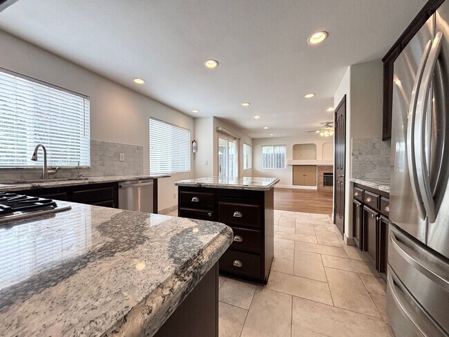 Foto del edificio - Stunning Four Bedroom Three Bathroom Home in Folsom