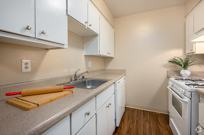 1BR, 1BA - 675SF - Kitchen - River's Edge Apartments