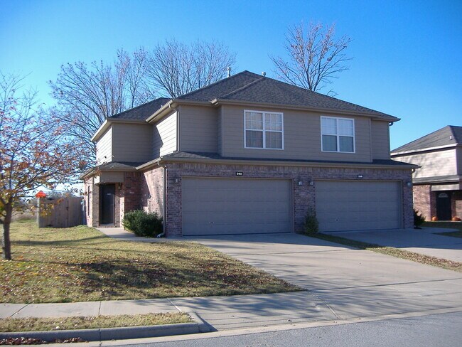 Building Photo - ***898 Oakwood***