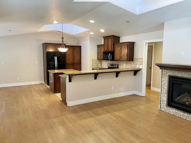 Building Photo - Newer and Upgraded 4 Bedroom 2 Bathroom near Cal Poly