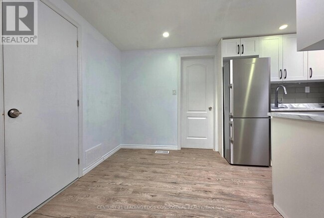 Building Photo - 658 Dundas St W