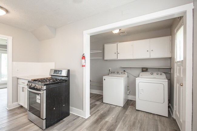 Building Photo - 3 bedroom/1 bath Single House!