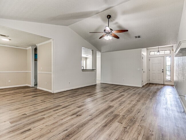 Foto del edificio - Updated Home + Edmond Schools