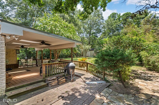 Building Photo - 3 BEDROOM 3 BATH W/ STUDIO APARTMENT