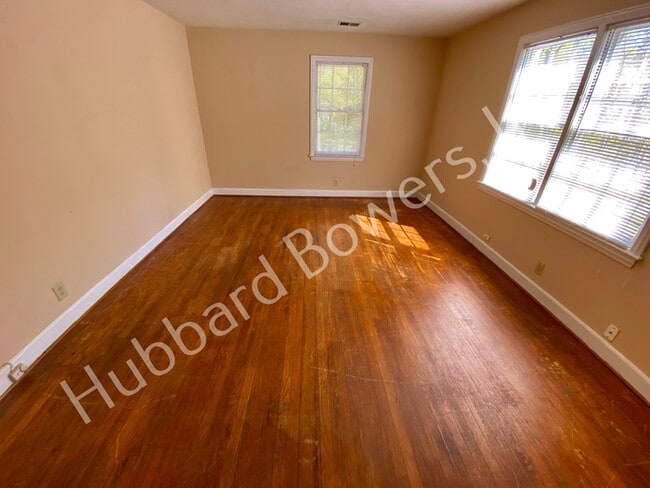 Building Photo - Spacious Shandon duplex