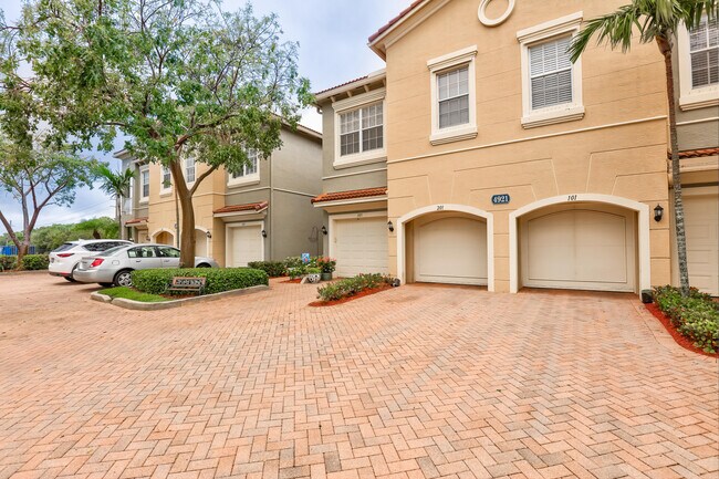 Foto del edificio - 4921 Bonsai Cir