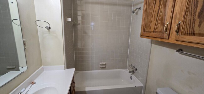 Building Photo - 5635 Millar Dr
