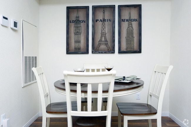 Interior Photo - Knoll Crest