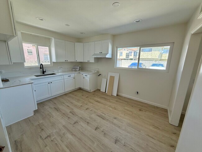Foto del edificio - 1647 W 80th St