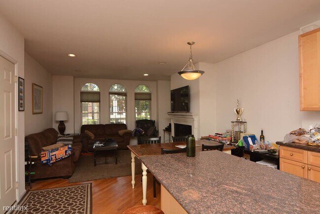 Building Photo - 1125 W Wrightwood Ave