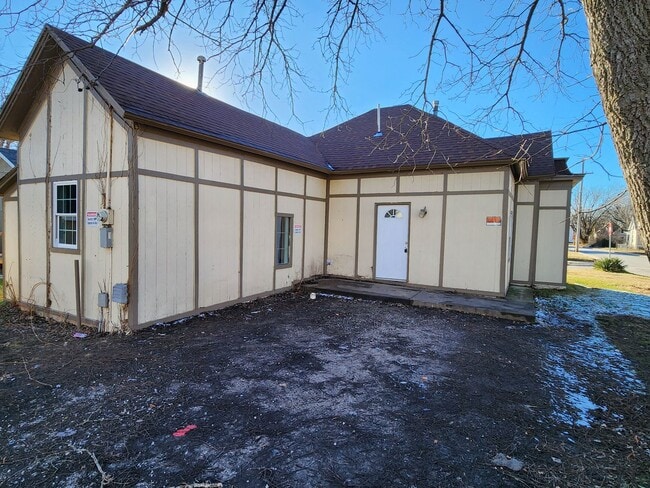 Building Photo - Spacious 3-Bedroom, 2-Bathroom Home AVAILA...