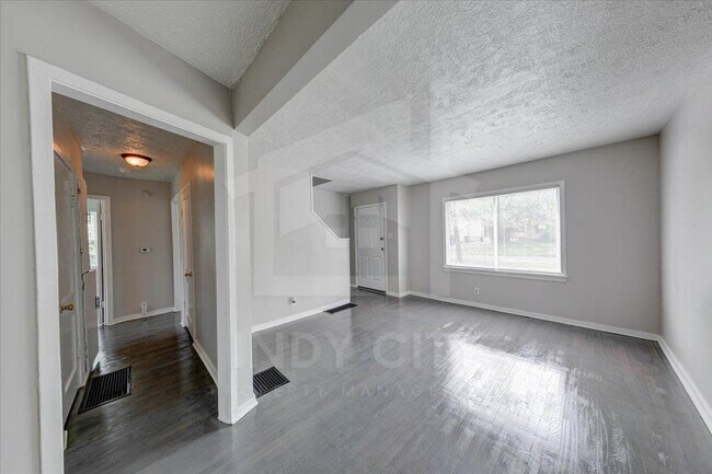 Foto del edificio - 6132 Raleigh Dr