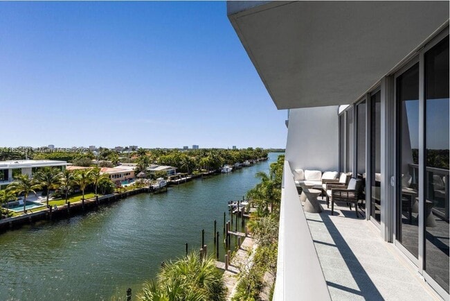 Building Photo - 9940 W Bay Harbor Dr