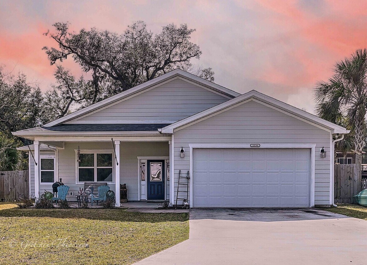 Foto principal - "Charming 3-Bedroom Oasis with 2 Baths and...