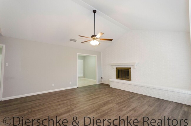 Building Photo - Completely Remodeled 3 bedroom 2 bath, 2 C...