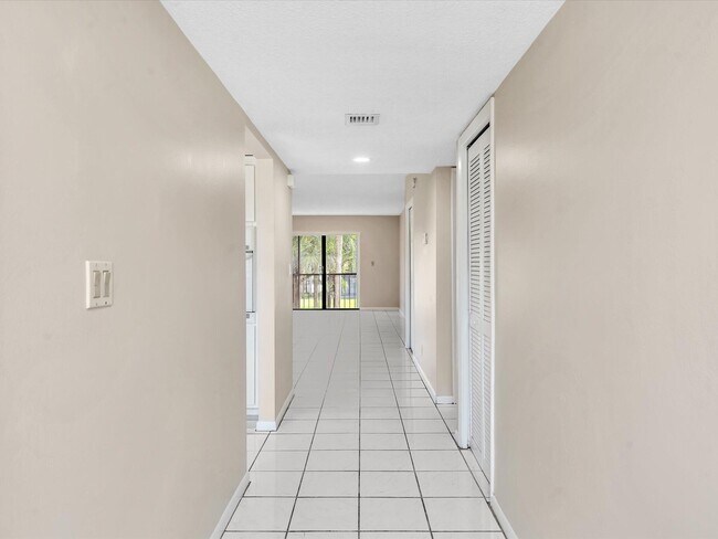 Foto del edificio - 16252 Laurel Dr