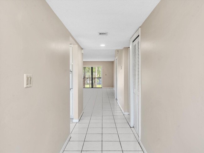 Building Photo - 16252 Laurel Dr