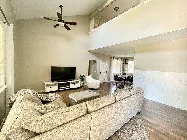 Foto del edificio - Beautiful Executive Daybreak Home Available!