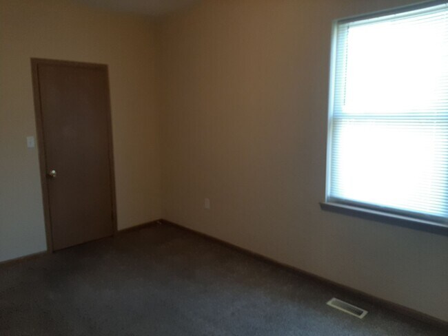 Building Photo - 3 Bedrooms 2 Bathrooms Plus Bonus Room! $995!