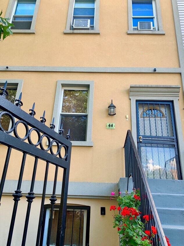 Primary Photo - 44 Tompkins Ave