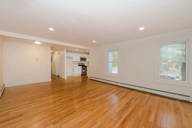 Building Photo - 4 Bed, 3 Full Bath ? Walk to Stonybrook T ...