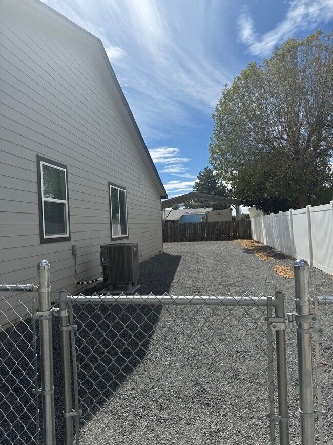 Foto del edificio - 8673 Charles Rd NE