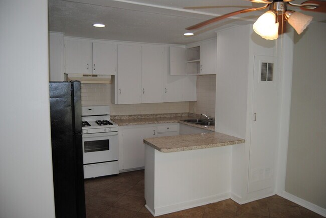 Building Photo - La Marque 6 Unit