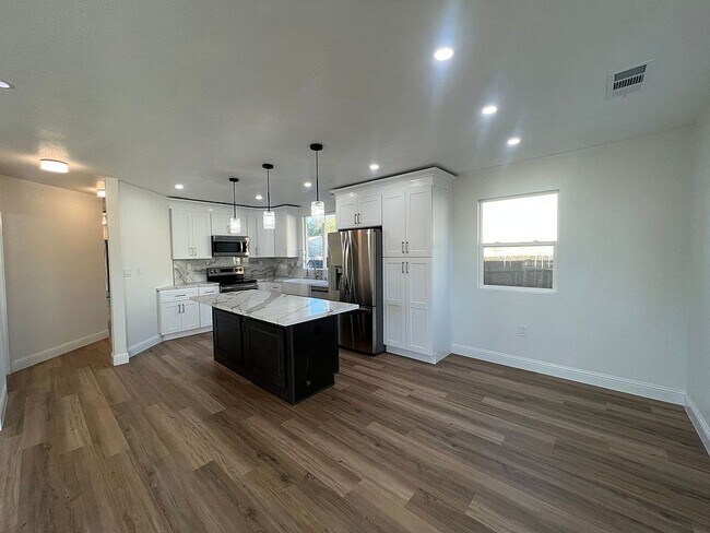 Building Photo - Your next home awaits!