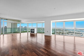 Building Photo - 13600 Marina Pointe Dr