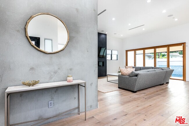 Foto del edificio - 5059 Hesperia Ave