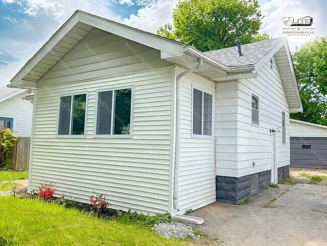 Foto del edificio - Charming Pet-Friendly 2BR Home with Fenced Yard & Modern Amenities in Flint!