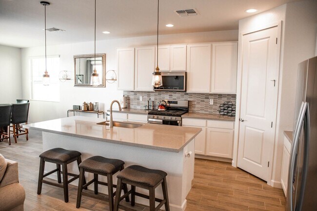 Foto del edificio - MUST SEE FULLY-FURNISHED Single-Story Home...