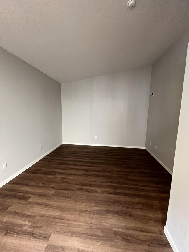 Building Photo - 873 NW Meadows Dr