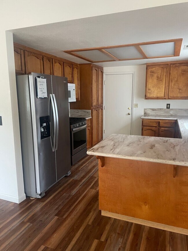 Building Photo - 4 BED 3 BATH NEAR SIMPSON COLLEGE & LEMA R...