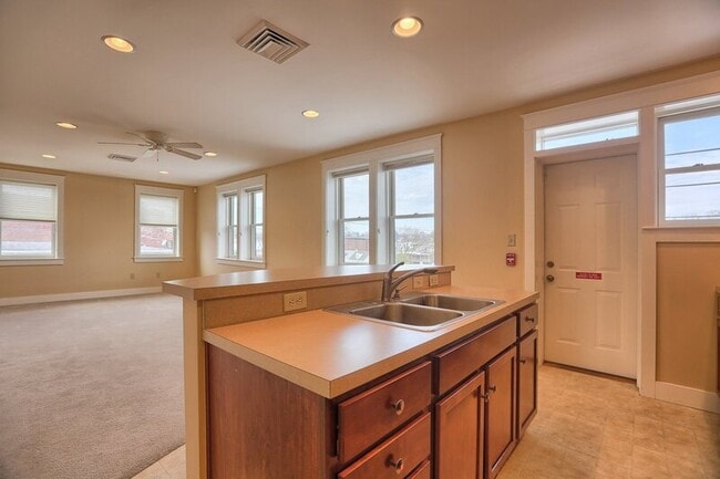 Building Photo - 353 W King St